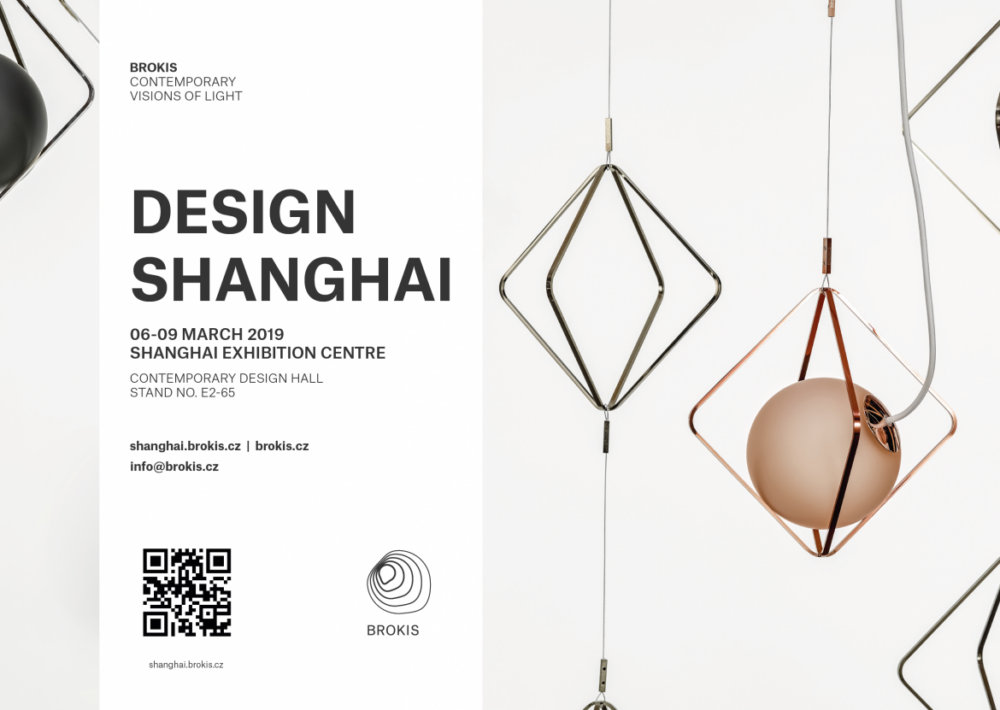 links Einladungstext zur Präsentation von Brokis zur Design Shanghai, rechts Pendelleuchten mit geometrischen Metallrahmen, in der Mitte eine runde matte Kugel die an eine Perle erinnert.